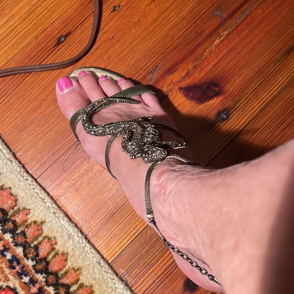 Giuseppe Zanotti heels with metal and Rhinestone articulated gecko on the front. - Picture 3 of 11